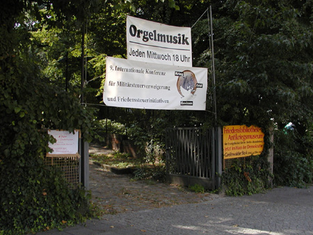 2-kirche_eingang_ plakat2