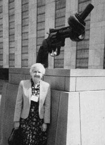 Marian Franz in front of the statue by Carl Fredrix Reutersward 